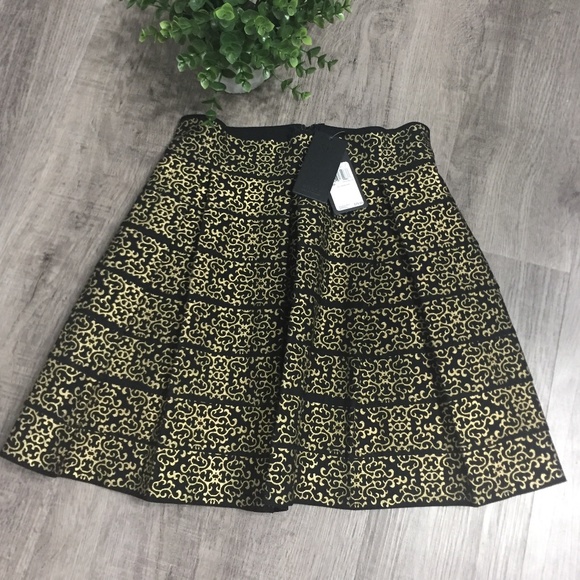 New Guess Mini Skirt Size Small - Picture 4 of 9